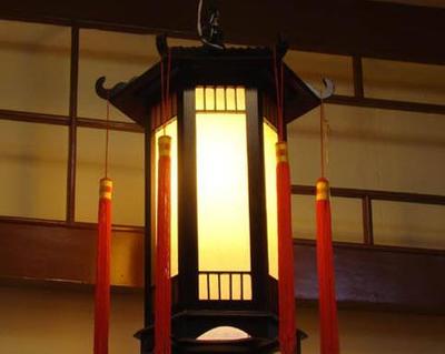 從新加坡白領到宮燈網店創業者 一個年輕小伙的返鄉創業故事